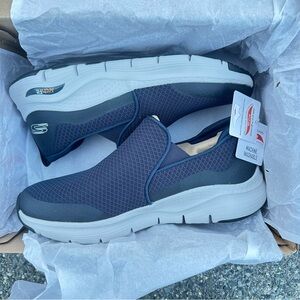 Skechers 232043 ARCH FIT Banlin SK232043 Navy Slip On size 10 New